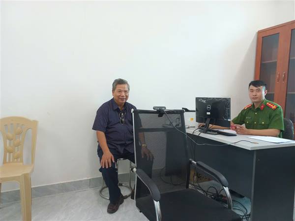 Đảng bộ phường Nguyễn Đại Năng thực hiện đổi thẻ Đảng viên trên nền tảng Cơ sở dữ liệu quốc gia về dân cư 