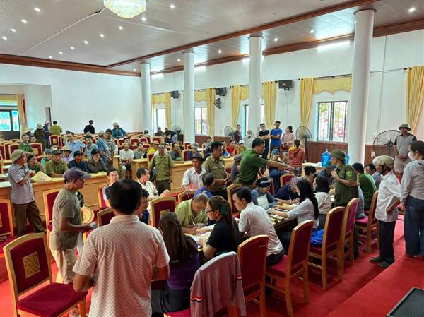 Người dân phường Nguyễn Đại Năng phấn khởi nhận quà 100.000 đồng dịp Quốc khánh 02/9