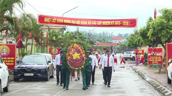 Phường Nguyễn Đại Năng dâng hương tưởng niệm Anh hùng liệt sĩ trước thềm Đại hội Đại biểu Đảng bộ phường lần thứ I, nhiệm kỳ 2025-2030