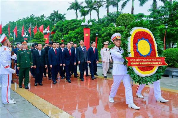 Đoàn đại biểu dự Đại hội Đảng bộ thành phố Hải Phòng lần thứ I, nhiệm kỳ 2025 - 2030 dâng hương tưởng niệm các Anh hùng liệt sỹ