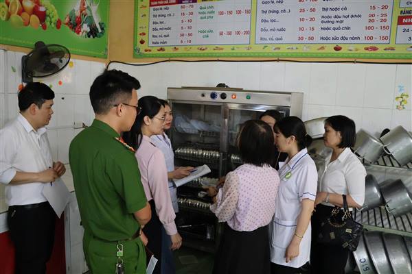 ĐOÀN KIỂM TRA LIÊN NGÀNH AN TOÀN THỰC PHẨM PHƯỜNG NGUYỄN ĐẠI NĂNG TỔ CHỨC KIỂM TRA MỘT SỐ CƠ SỞ SẢN XUẤT, KINH DOANH THỰC PHẨM THEO PHÂN CẤP QUẢN LÝ TRÊN ĐỊA BÀN PHƯỜNG NGÀY 11/5