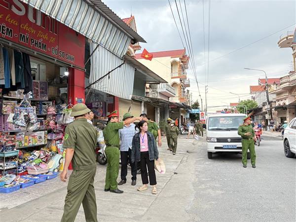 PHƯỜNG NGUYỄN ĐẠI NĂNG RA QUÂN BẢO ĐẢM TRẬT TỰ ĐƯỜNG HÈ, HÀNH LANG AN TOÀN GIAO THÔNG.