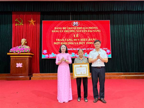ĐẢNG BỘ PHƯỜNG NGUYỄN ĐẠI NĂNG TỔ CHỨC LỄ TRAO HUY HIỆU ĐẢNG ĐỢT 03/02 VÀ ĐỢT 19/5