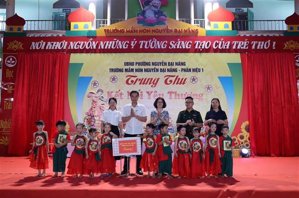 LÃNH ĐẠO PHƯỜNG NGUYỄN ĐẠI NĂNG THĂM, TẶNG QUÀ THIẾU NHI CÓ HOÀN CẢNH KHÓ KHĂN NHÂN DỊP TẾT TRUNG THU