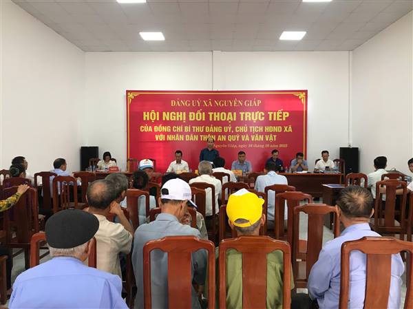 Nguyên Giáp đối thoại giữa đồng chí Bí thư Đảng uỷ, Chủ tịch HĐND xã với nhân dân thôn An Quý và Văn Vật.