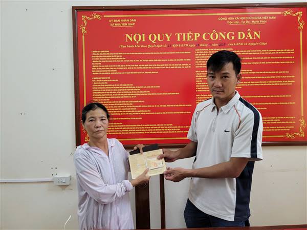 Bà Xê nhặt được của rơi trả lại người mất.

