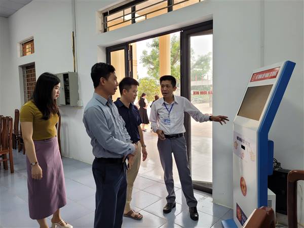 Ban văn hoá xã hội — HĐND xã giám sát chuyên đề tại Trung tâm phục vụ hành chính công.