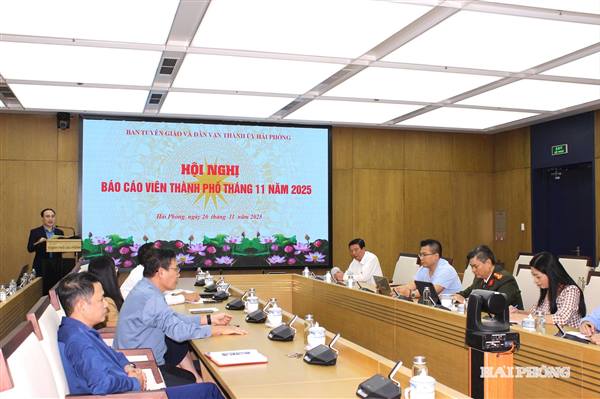 Hội nghị báo cáo viên thành phố tháng 11.