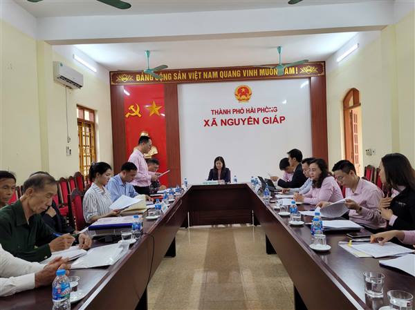 Đoàn kiểm tra, giám sát Hội đồng quản trị Ngân hàng Chính sách xã hội làm việc tại xã Nguyên Giáp.