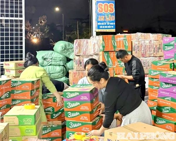 Sẻ chia văn minh, thông minh với đồng bào vùng mưa lũ miền Trung - Tây Nguyên.