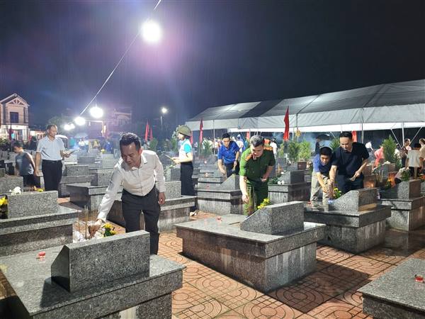 Xã Nguyên Giáp dâng hương, thắp nến tri ân các anh hùng liệt sĩ nhân dịp kỷ niệm 78 năm ngày thương binh liệt sĩ 27/7.
