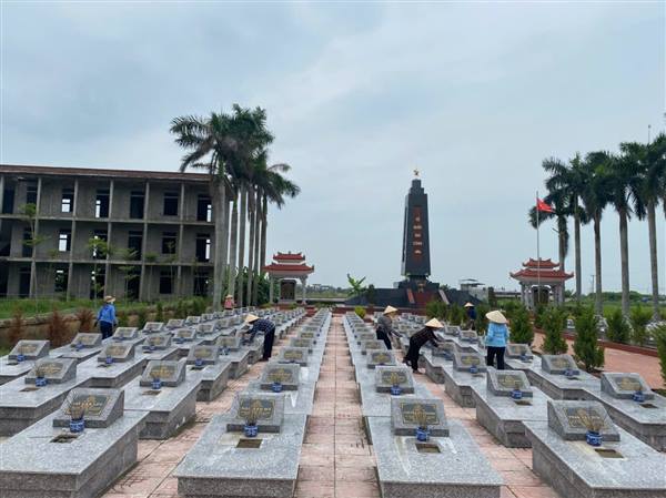 Các ban ngành đoàn thể xã Nguyên Giáp tổ chức ra quân tổng vệ sinh, chăm sóc cảnh quan toàn bộ nghĩa trang Liệt sĩ, bia tưởng niệm trên địa bàn.


