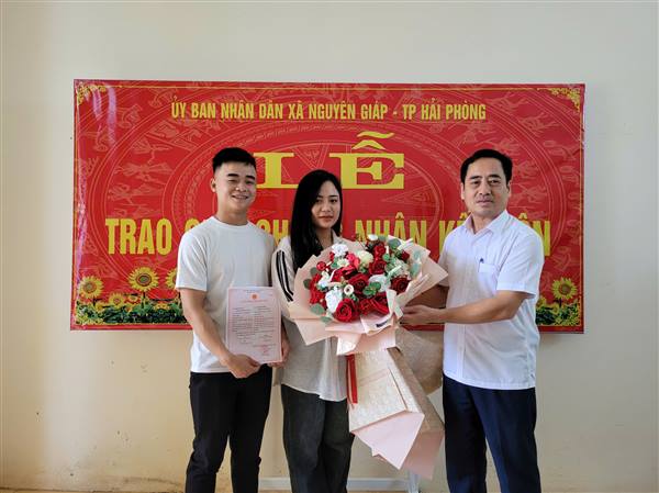 Lễ trao giấy chứng nhận kết hôn cho cặp đôi đầu tiên của Ủy ban nhân dân xã Nguyên Giáp (mới). 