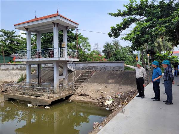 Lãnh đạo xã Nguyên Giáp kiểm tra đê điều, các khu vực trọng điểm sẵn sàng ứng phó với bão Wipha.