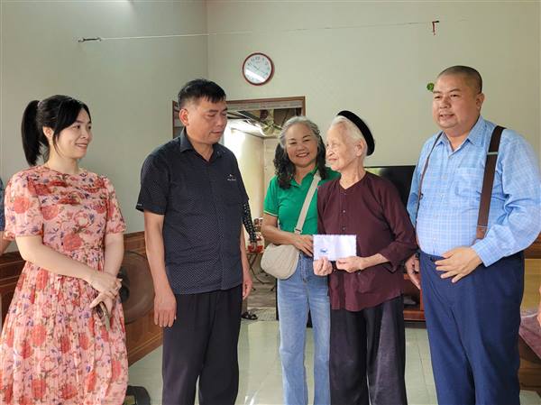 Hiệp Hội doanh Nghiệp Tứ Kỳ thăm tặng quà cho Mẹ VNAH Nguyễn Thị chính ở thôn Hà Hải.