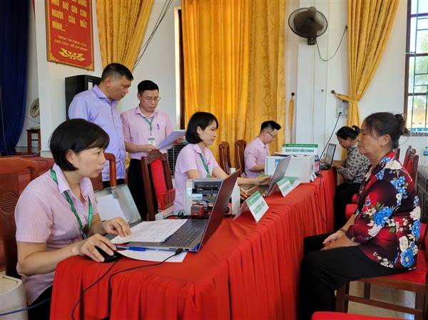 Ngân hàng chính sách xã hội Tứ Kỳ tổ chức phiên giao địch đầu tiên tại xã sau sáp nhập.