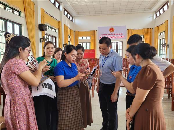 UBND xã tập huấn triển khai ứng dụng thuế điện tử trên thiết bị di động ETax Mobile.