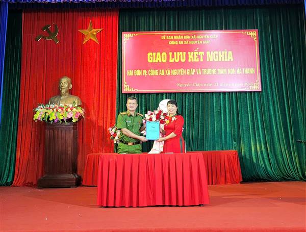 Giao lưu kết nghĩa giữa Công an xã Nguyên Giáp và Trường mầm non Hà Thanh.

