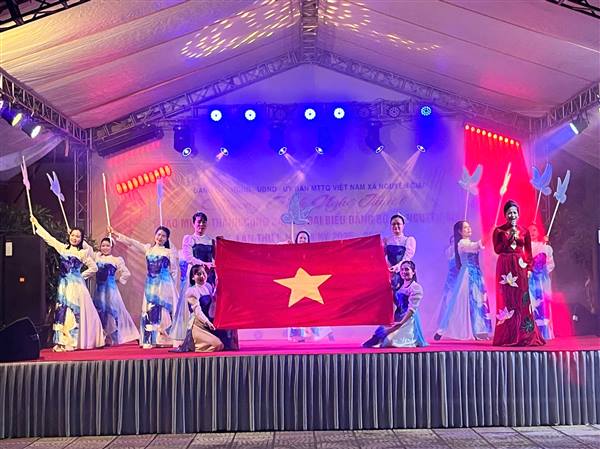 Nguyên Giáp giao lưu văn nghệ chào mừng thành công Đại hội Đảng bộ xã lần thứ I.
