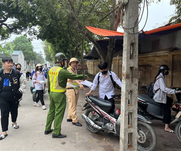 Đảm bảo an toàn giao thông dịp đầu năm học mới.