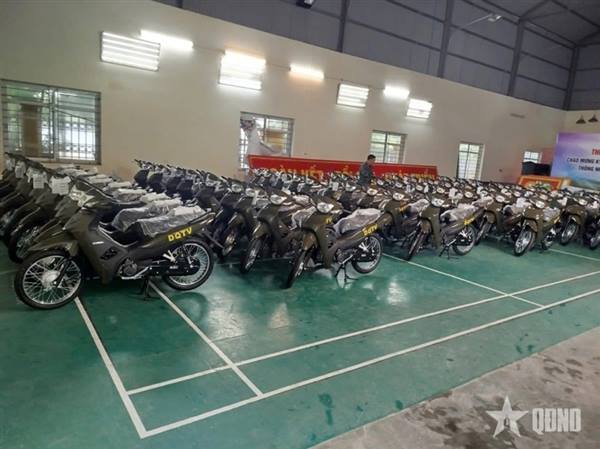 Ban CHQS xã Nguyên Giáp tiếp nhận 2 xe mô tô phục vụ công tác quân sự, quốc phòng ở cơ sở. 