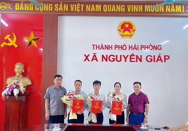 UBND XÃ CÔNG BỐ QUYẾT ĐỊNH BỔ NHIỆM LẠI CÁN BỘ QUẢN LÝ CÁC TRƯỜNG HỌC TRÊN ĐỊA BÀN XÃ.