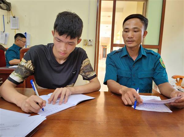 Thanh niên Nguyên Giáp tình nguyện nhập ngũ.