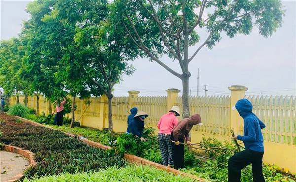 Tăng cường vệ sinh môi trường chào mừng Đại hội Đảng bộ thành phố.