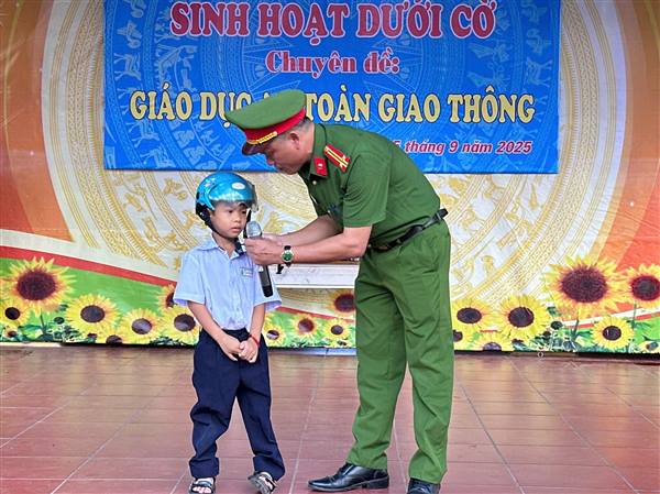 Tuyên truyền an toàn giao thông cho hơn 500 học sinh trường tiểu học Hà Kỳ.