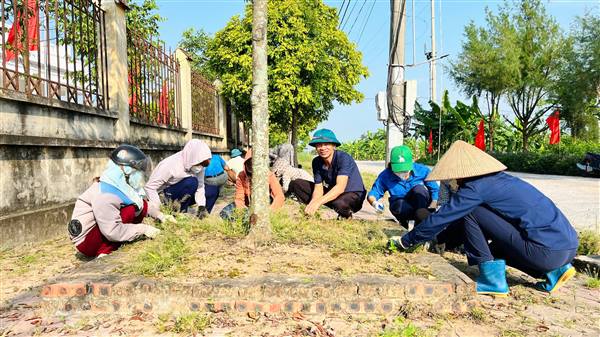 Các lực lượng phối hợp dọn dẹp khuôn viên hội trường UBND xã Nguyên Giáp hướng tới Đại hội Đại biểu Mặt trận Tổ quốc Việt Nam xã lần thứ I, nhiệm kỳ 2025-2030