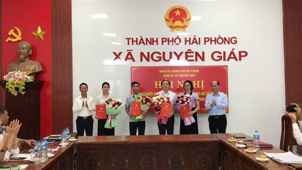 Đảng ủy xã Nguyên Giáp công bố các quyết định thành lập các chi bộ cơ quan trực thuộc.