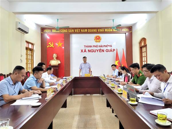 UBND xã họp phiên thường kỳ tháng 10.