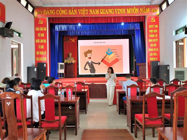 Xã Nguyên Giáp tập huấn xây dựng văn hóa giao tiếp, ứng xử và môi trường công sở văn minh, chuyên nghiệp.