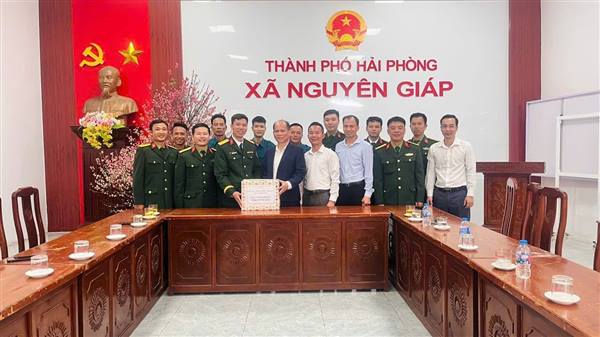 Lãnh đạo xã Nguyên Giáp thăm, tặng quà, kiểm tra các đơn vị trực Tết.