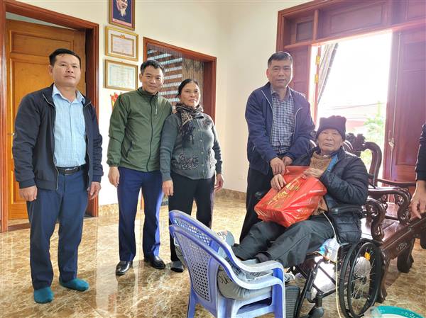 Xã Nguyên Giáp ấm áp Tết với người nghèo và gia đình chính sách.