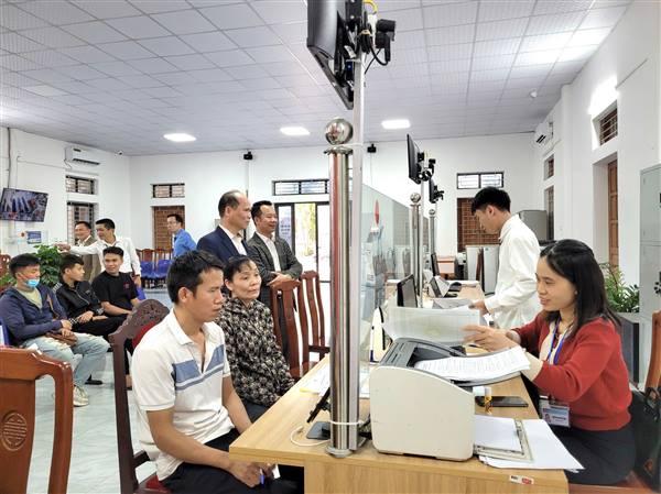 Đồng chí Bí thư Đảng uỷ, Chủ tịch HĐND xã thăm, động viên một số cơ quan, đơn vị nhân dịp đầu năm mới.