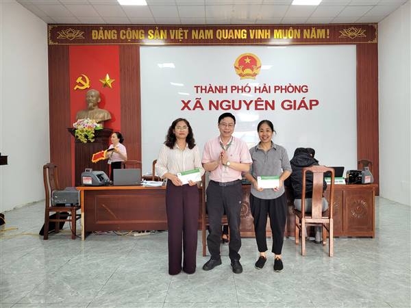 Ngân hàng chính sách xã hội Tứ Kỳ khen thưởng các tập thể cá nhân có thành tích tiêu biểu trên địa bàn xã Nguyên Giáp.