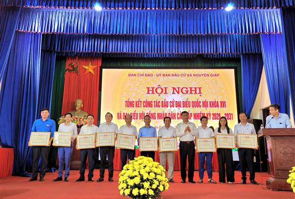 Nguyên Giáp tổng kết công tác bầu cử.