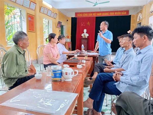 Tập huấn chăm sóc và phòng trừ sâu bệnh trên lúa xuân cho nông dân thôn Hữu Chung.