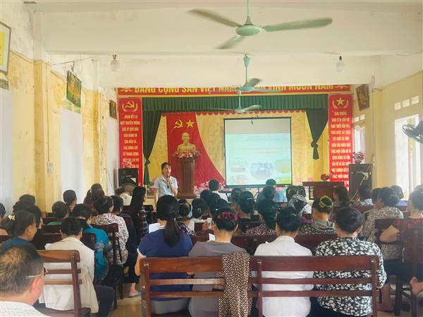 Tập huấn chăm sóc phòng trừ sâu bệnh trên lúa xuân cho nông dân thôn Trạch Lộ, Hà Hải, Đại Hà.