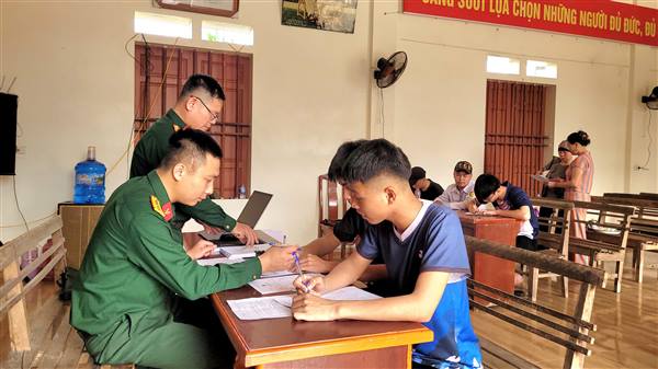Ban CHQS xã Nguyên Giáp làm điểm đăng kí nghĩa vụ quân sự tuổi 17.