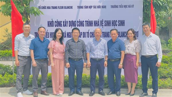 Khởi công xây dựng công trình nhà vệ sinh trường tiểu học Hà Kỳ do Tổ chức Hoa Trang Fleur Blanche, Pháp tài trợ.