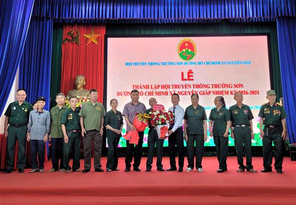 Công bố quyết định thành lập Hội truyền thống Trường sơn đường Hồ Chí Minh xã Nguyên Giáp nhiệm kỳ 2026-2031.