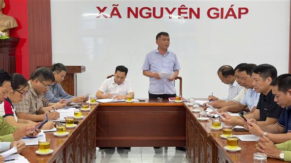 UBND xã làm việc với các thôn và tổ thu gom rác thải đẩy mạnh thực hiện phân loại rác thải tại nguồn.