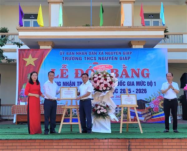 Trường THCS Nguyên Giáp đón bằng công nhận trường chuẩn Quốc gia mức độ 1.