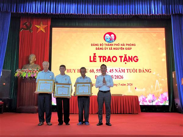 11 Đảng viên được trao tặng Huy hiệu Đảng dịp 19-5.