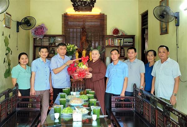 Lãnh đạo xã Nguyên Giáp thăm, chúc mừng Đại lễ Phật đản năm 2026