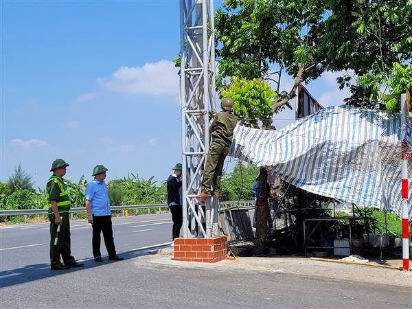 Xã Nguyên Giáp ra quân giải tỏa hành lang an toàn giao thông trên các tuyến trọng điểm.