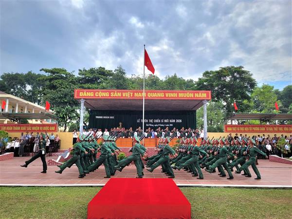 Trung đoàn Bộ binh 2 tổ chức Lễ tuyên thệ chiến sĩ mới năm 2026. 