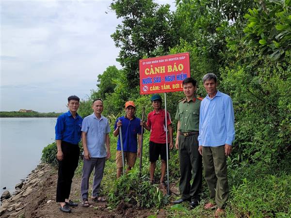 Cắm biển cảnh báo đuối nước.

